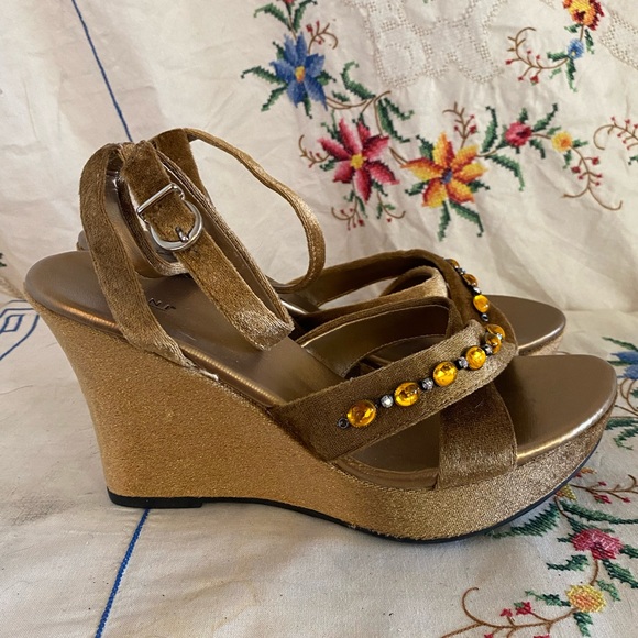 SOLD!! VINTAGE Y2K FIONI COPPER GOLD GEMSTONE VELVET STRAPPY WEDGES - Picture 2 of 7